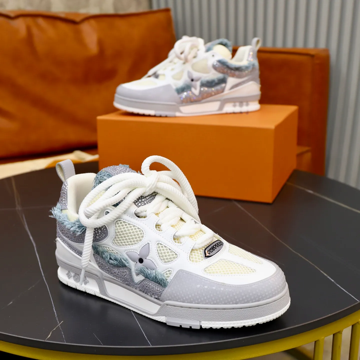 Ex-factory price: 860💰LV Couple👫Louis Vuitton TRAINER sneakers classic Louis Vuitton men's artistic director Virgil Abloh picked inspiration to create this LV Trainer sneaker. Yingze crystal inlays present a colorful effect. VS can be matched with two gorgeous effect colors. The LV letter logo badge on the tongue is gorgeous and noble. The LV letter is decorated on the side. The outsole is decorated with a Monogram flower pattern. It shows the trend of elegance and nobility! Men's and women's models: 35-46